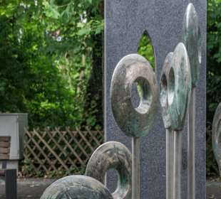 Bronzeskulptur „Innerhalb eines Augenblicks“