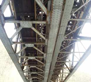 Bahnbrücke von unten
