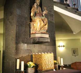 Petrusstatue in der Altarsäule