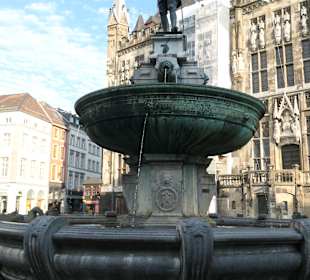 Karl der Große auf dem Brunnen vor dem Rathaus