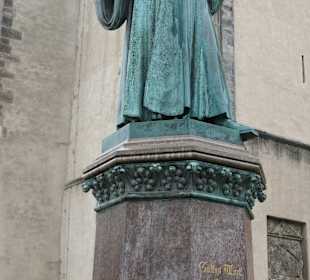 Luther vor der Magdeburger Johanniskirche