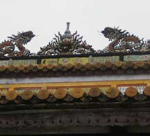 Die Verzierungen auf dem Dach eines Gebäudes.