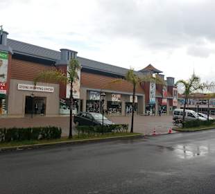 Das neue Einkaufzentrum gegenüber 