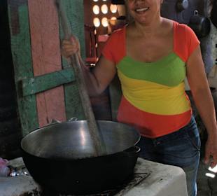 Samana, Erdnüsse rösten