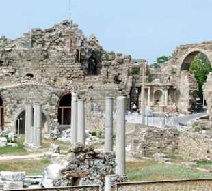 Rechts neben dem Theater ist die Stadtzufahrt