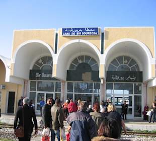 Bahnhof Bir Boeregba von der Schienenseite
