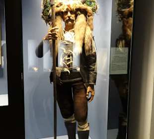 Exponate des Palais Mamming Museum