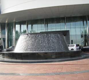 Wasserspiele am Hoteleingang