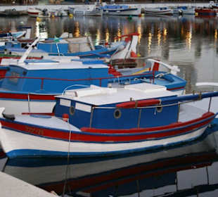 Petit bateau sur le lac d'Agios Nikolaos