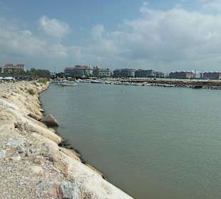 Blick von Mauer am Bootshafen Richtung Hotels