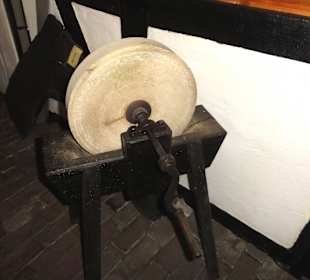 Alter Schleifstein in der Werkstatt