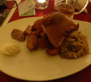 Teils deftige polnische Küche wie Schweinehaxe