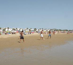 Fußballpartie am Strand
