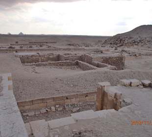 Nekropole von Sakkara mit Djoser- und Gizeh-Pyramiden