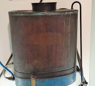 Altes Gerät zum Ausschwefeln der Weinfässer