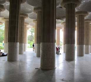 Säulen unter dem Platz