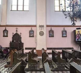 Die Wand auf der linken Seite des Kirchenschiffs