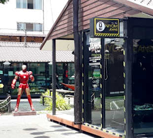 Zahlreiche kleine Shops im Markt