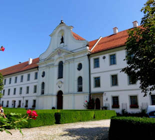 Kircheneingang und ehemaliges Kloster
