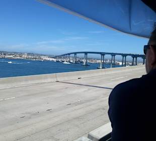 Aus dem Bus die Coronado Bridge