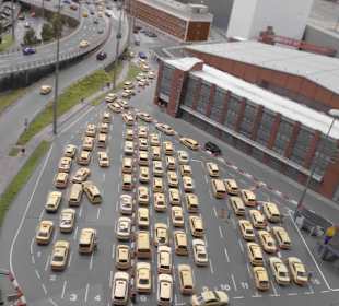 Taxi Armada vor dem Flughafen