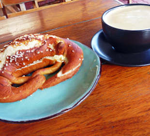 Butterbrezel und Kaffee