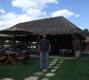 Marko vor seiner Taverne am Kournasee