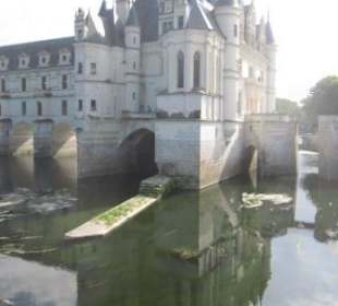 Schlosszugang über eine Brücke (rechts)
