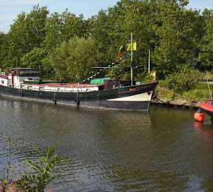 Schiffe am Ufer der Leie