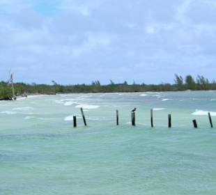 Lagune links neben Hotel zum Schwimmen
