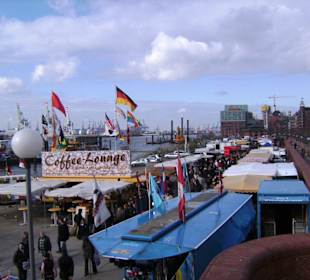 Verkaufsstände, hinten Hafen