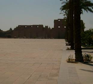 Der riesige Vorplatz 