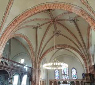 Blick zur Gewölbedecke der Kirche