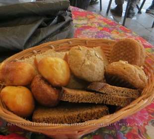 Schöner und reichhaltiger Brotkorb zu den Speisen.