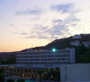 Grecotel Rhodos Royal in der Abenddämmerung
