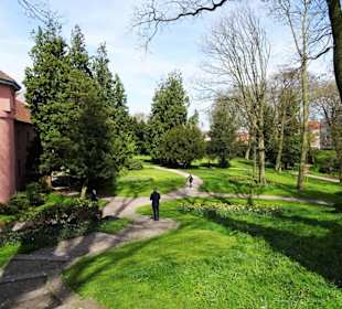Frühlingsspaziergang durch den Park des Schlosses