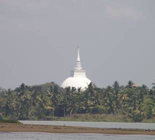Blick auf den Tempel in Kalutara