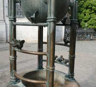 Brunnen mit 12 Mösche (Spatzen)