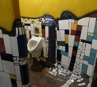 Toilette im Hundertwasserstil