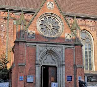 Zugang zur Kirche über das Seitenschiff