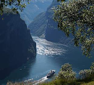 Ausfahrt eines Kreuzfahrtschiffes aus dem Fjord