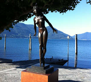 15 herrliche Statuen vor dem Hotel