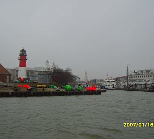 Leuchtturm mit dem Museumshafenbecken!