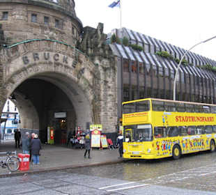 Doppeldeckerbus vor den Landungsbrücken