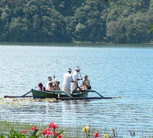 Priester auf dem Seeweg zum Tempel