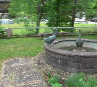 Taubenbrunnen bei der Kirche