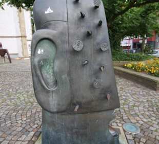Skulptur Nagelkopf vor der Kunsthalle