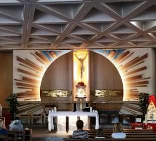 Kirchenschiff sehr modern