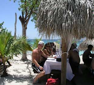 Essen auf einsamer Insel, beim Segelausflug