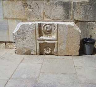 Steintafel am Eingang zum Theater